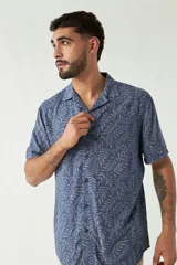 Camisa estampada de hombre, corte slim, manga corta, cartera abotonada y logo bordado.