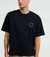 Remera negra de corte boxy, confeccionada en algodón. Presenta cuello redondo y mangas cortas. Estampa frontal y trasera con diseño de ángeles y texto "The Luck".