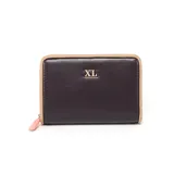 Billetera rectangular de símil cuero color marrón oscuro con borde color beige y cierre perimetral. Tiene el logo de la marca en letras doradas en el frente y un tirador de cierre color rosa.