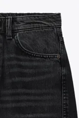 Pantalón de jean celeste de corte amplio, con tiro medio, cinco bolsillos y costuras torcidas.