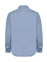 Camisa de manga larga celeste confeccionada en denim de algodón orgánico, con botones de madera teñidos al tono y cuello italiano. Presenta un corte moderno y logo bordado en el pecho.