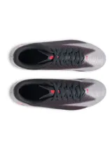 Championes de fútbol Under Armour Shadow Select 3 FG, para unisex. Diseño en degradé de blanco a negro con detalles en rojo y logo de la marca en el lateral. Suela blanca con tapones.