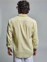 Camisa de lino color cobre con rayas verticales blancas, de manga larga y corte clásico.