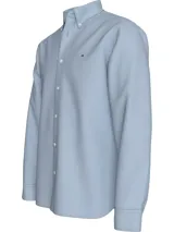 Camisa celeste de Tommy Hilfiger de corte regular, manga larga y cuello abotonado.