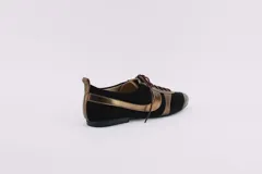 Zapato tipo ballerina acordonado, color marrón con detalles en plateado. Fabricado en cuero.