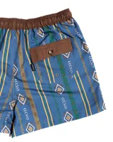 Short de baño azul con estampado geométrico en tonos marrón, verde y amarillo. Tiene cintura elástica con cordón ajustable.
