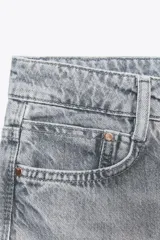 Pantalón de jean celeste de tiro alto, corte wide leg, con cinco bolsillos y cierre frontal con cremallera y botón.