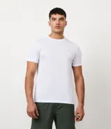 Remera deportiva blanca de poliéster, con cuello redondo, mangas cortas y recortes laterales.