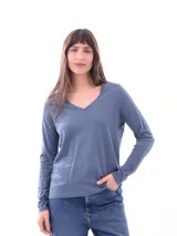 Remera básica de manga larga con cuello en V, color azul acero.