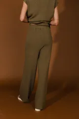 Pantalón de tejido extra grueso, color verde militar, con diseño de corte amplio.