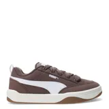 Championes Puma Park Lifestyle Street, color gris oscuro con detalles en blanco y suela marrón.