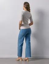 Remera color beige de corte ajustado, con cuello redondo y mangas cortas. Tejido acanalado de modal y elastano.