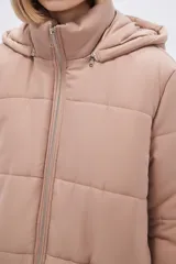 Campera puffer color rosa pálido con capucha, cierre frontal con cremallera y bolsillos laterales.
