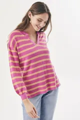 Sweater de punto a rayas horizontales fucsia y mostaza, con escote en V y mangas globo.