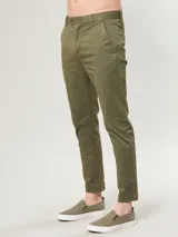 Pantalón chino gris de corte slim fit.