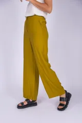 Pantalón verde musgo de tiro alto y pierna ancha, con bolsillos laterales.