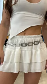 Cinturón plateado tipo caderín con cadena y eslabones rectangulares.