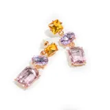 Caravanas con piedras de colores en tonos amarillo, púrpura y rosa, con diseño elegante y festivo.