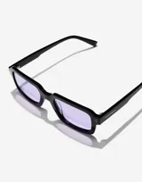 Gafas de sol unisex Hawkers Point, con montura rectangular negra y lentes color lavanda.