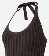 Vestido sin mangas de corte evasé, color verde oliva, con escote redondo y detalle de lazo en el cuello. El tejido presenta un efecto tricot texturizado acanalado.