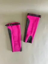 Polainas de gamuza en colores fucsia y negro, con detalles de cuero combinados y cinturón ajustable.