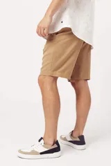 Bermuda de gabardina color verde oliva, corte recto y largo a la rodilla.