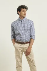Camisa sport de cuadros azul y blanco, con cuello buttondown y mangas largas.