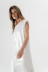Vestido largo color plateado, con mangas cortas y corte holgado.