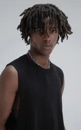 Sudadera sin mangas color negro, con cuello redondo y tejido de punto calado.