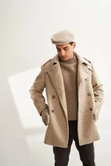 Saco marrón de lana con solapa, doble abotonadura, bolsillos, canesú y charreteras.