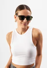 Lentes de sol Eco Shades modelo Romano con montura cuadrada azul traslúcido y lentes grises. Fabricados con acetato biodegradable y lentes de PMMA reciclado.