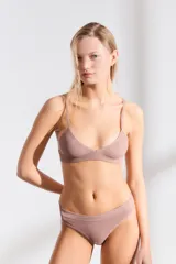 Conjunto de lencería color piel acanalado, compuesto por un corpiño triangular sin aro y una bombacha tipo tanga.