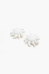 Pendientes de resina color blanco con diseño de sol.