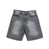 Bermuda de jean gris gastado, corte baggy y largo por debajo de la rodilla.