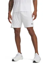 Short deportivo blanco Under Armour Challenger, con logo negro en la pierna izquierda.