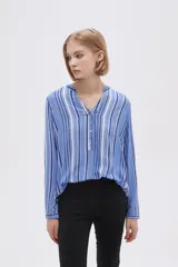 Blusa color crudo con rayas verticales grises, cuello mao con abertura en V y mangas largas.