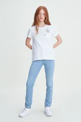 Jeans de tiro alto color celeste, ajustados en cadera y muslos, con pierna recta y cierre de bragueta.