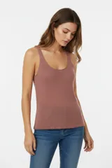 Musculosa de bretel fino color rosado, al cuerpo y cuello redondo.