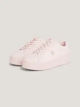 Zapatillas bajas de plataforma Tommy Hilfiger color rosa pálido, confeccionadas en piel nobuk. Presentan cordones, puntera redonda, suela de goma y logo distintivo de la marca en el lateral.