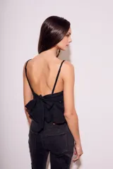 Blusa negra de algodón con breteles finos, escote en V con detalles de encaje y volados en el ruedo.