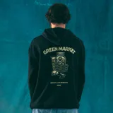 Canguro negro con capucha y bolsillo delantero. Estampado pequeño en el pecho de un carrito de supermercado lleno de productos.