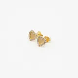 Par de caravanas con forma de corazón, hechas en oro amarillo 18k y con borde de circonias.