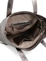 Bolso tipo shopper de mujer, color peltre (gris metálico con acabado arrugado/crush). Presenta dos asas de hombro y múltiples cierres externos con cremallera.