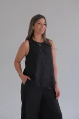 Musculosa negra de lino con corte holgado y cuello redondo.