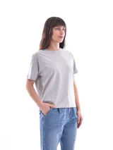 Remera negra de manga corta y cuello redondo, con corte holgado.