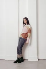 Suéter de punto con diseño geométrico en tonos rosa, beige y marrón, con detalles de lentejuelas.