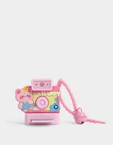 Llavero rosa con forma de cámara polaroid con un oso y la palabra 'Happy' en el frente. Incluye una correa de cuentas y un dije de campana.