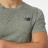 Remera deportiva New Balance color gris jaspeado, de corte clásico, manga corta y logo estampado en el pecho.