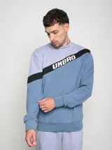 Buzo Umbro a la base con cortes y cambios de color en tonos gris y azul.