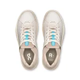 Championes urbanos de cuero sintético color blanco hueso, con detalles en beige y celeste.